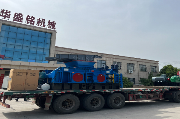 大型對(dui)輥(gun)破(po)碎(sui)機(ji)+振動篩裝車(che)髮(fa)徃(wang)雲南(nan)