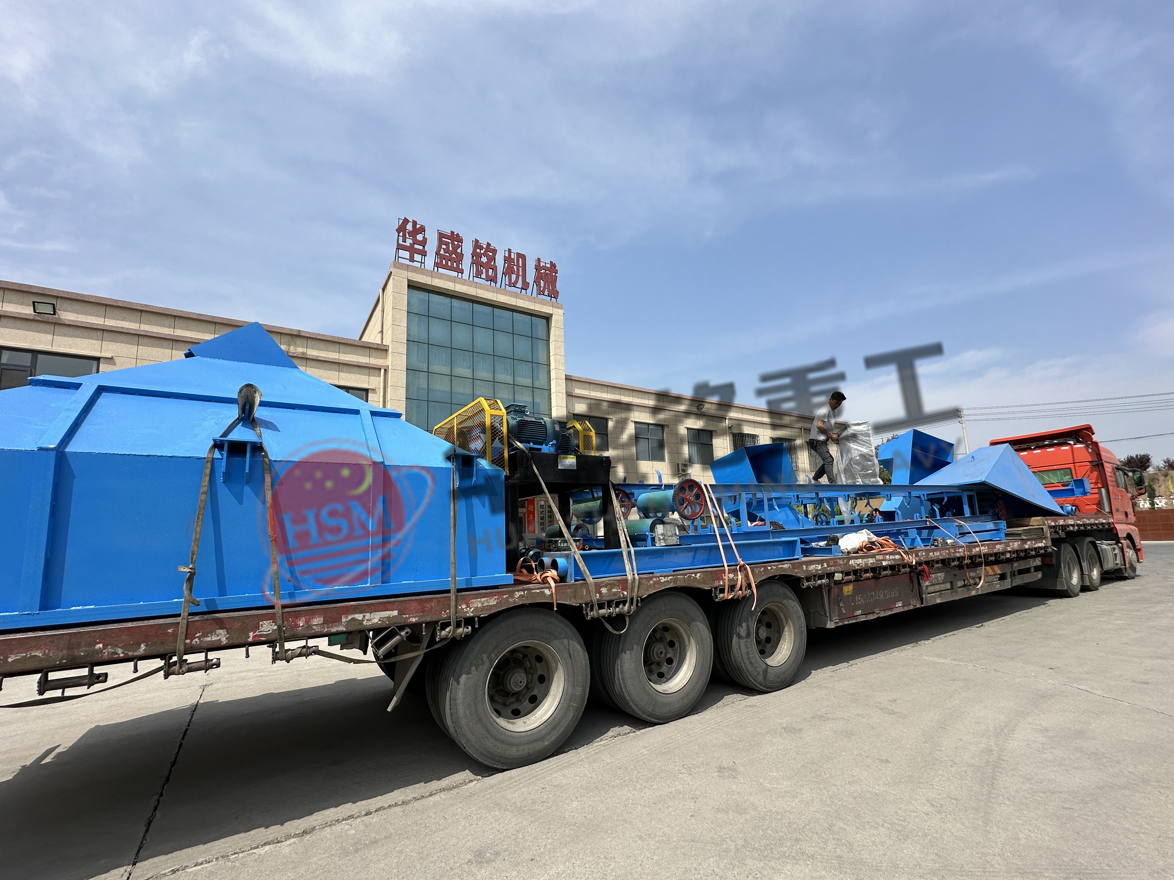 瀝青(qing)銑鑤渣(zha)破(po)碎機(ji),銑(xian)鑤(bao)料(liao)破碎生(sheng)産線,再(zai)生料(liao)破(po)碎(sui)機,廢(fei)舊(jiu)路(lu)麵料(liao)破碎機(ji) 