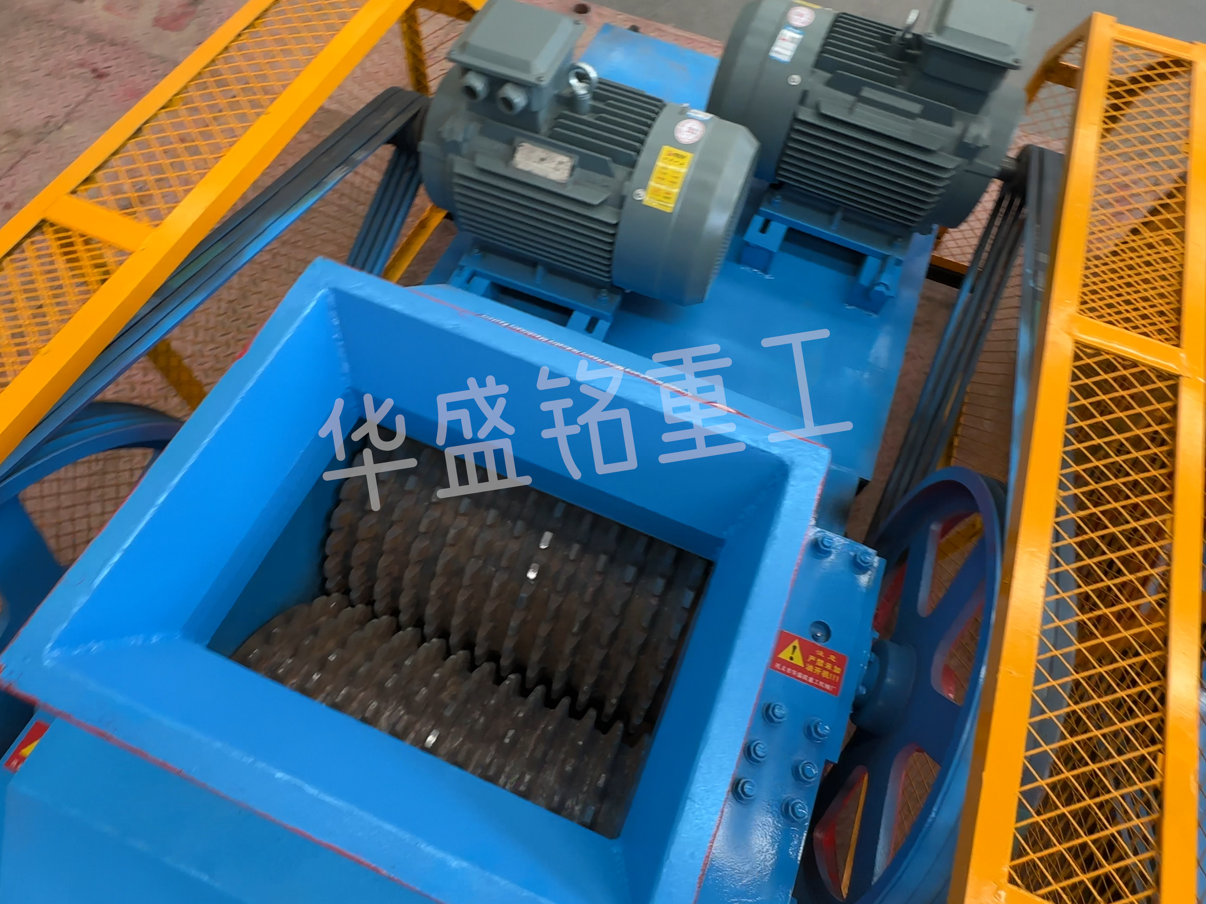 大塊(kuai)瀝(li)青料破碎(sui)機,瀝(li)青銑(xian)鑤料(liao)破碎機(ji),瀝青再(zai)生(sheng)料雙(shuang)齒(chi)輥(gun)破(po)碎(sui)機廠傢(jia) 